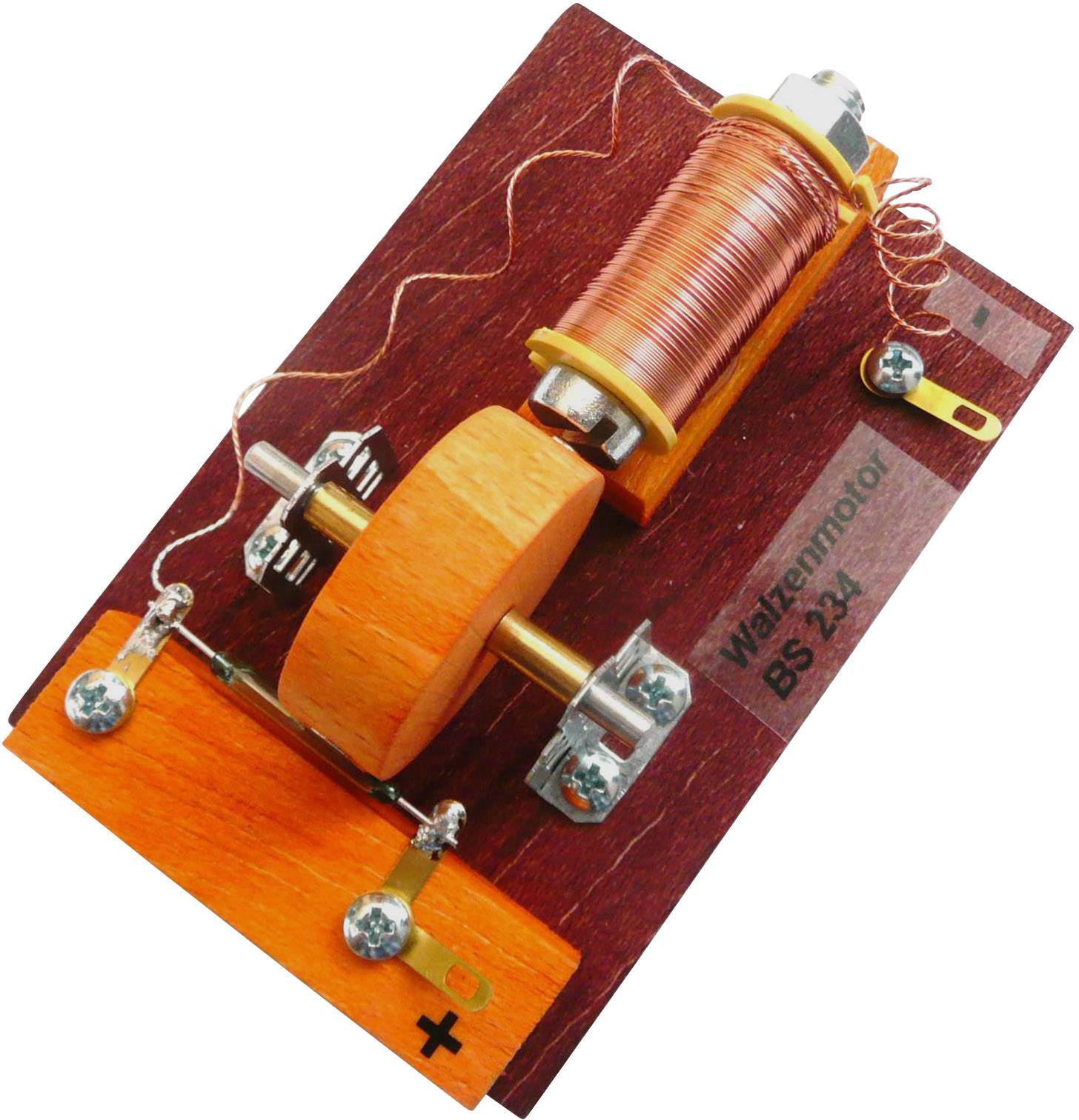 Jednoduchý elektromotor na drevenej platforme zobrazuje cievku, magnety a kontaktný bod. Štítok "Watzenmotor BS 234".