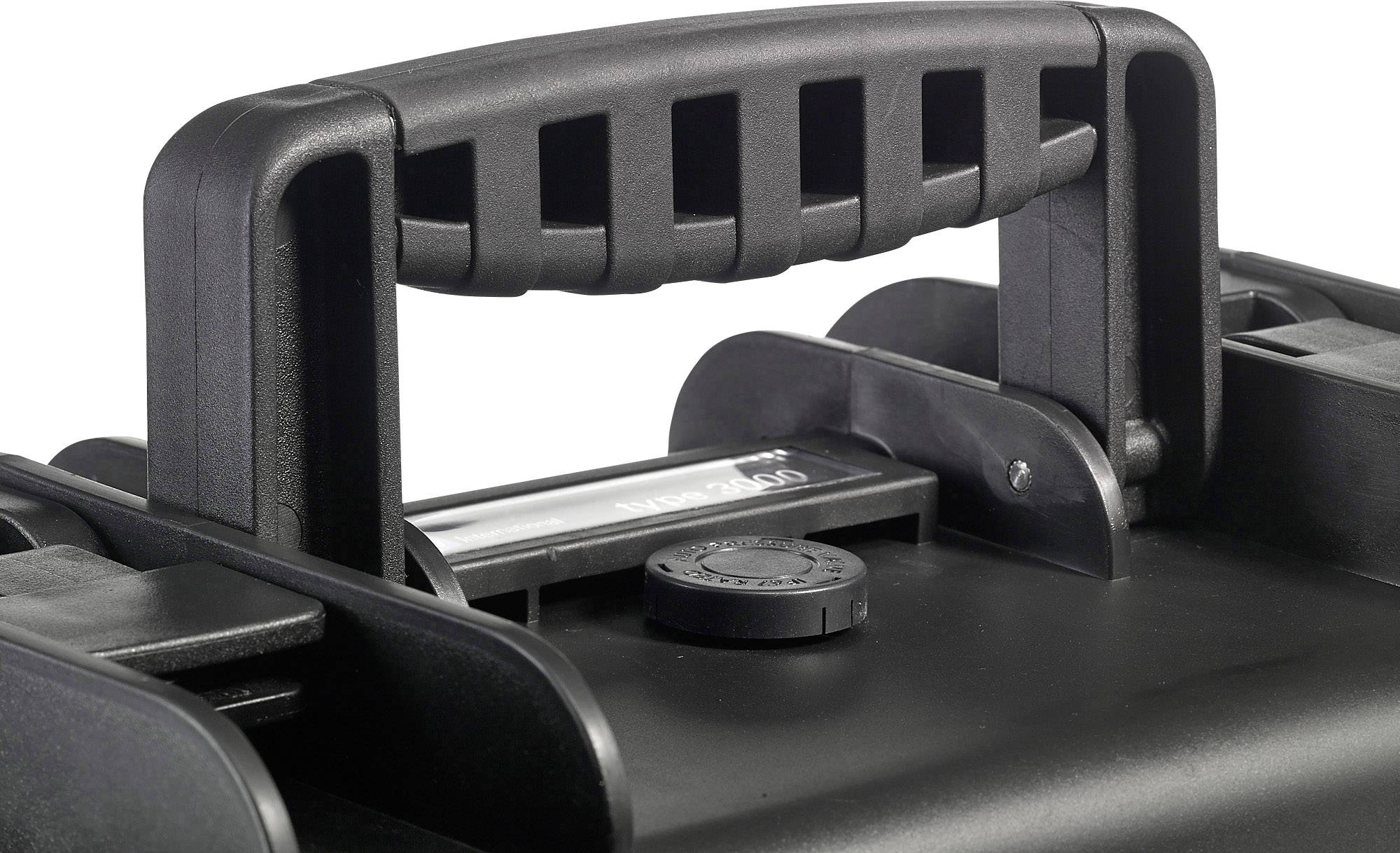 Čierny úchyt na kufri s tvarovaným dizajnom, pod ním okrúhly uzatvárací mechanizmus, stabilný a ergonomicky tvarovaný.