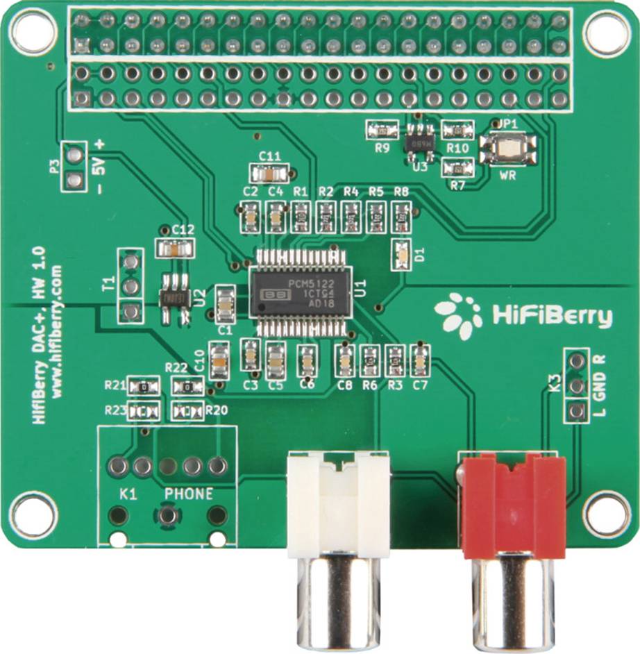 'HiFiBerry DAC+' doska plošných spojov, zelená, zobrazuje elektronické komponenty ako kondenzátory a čipy. Dva audio konektory dole.