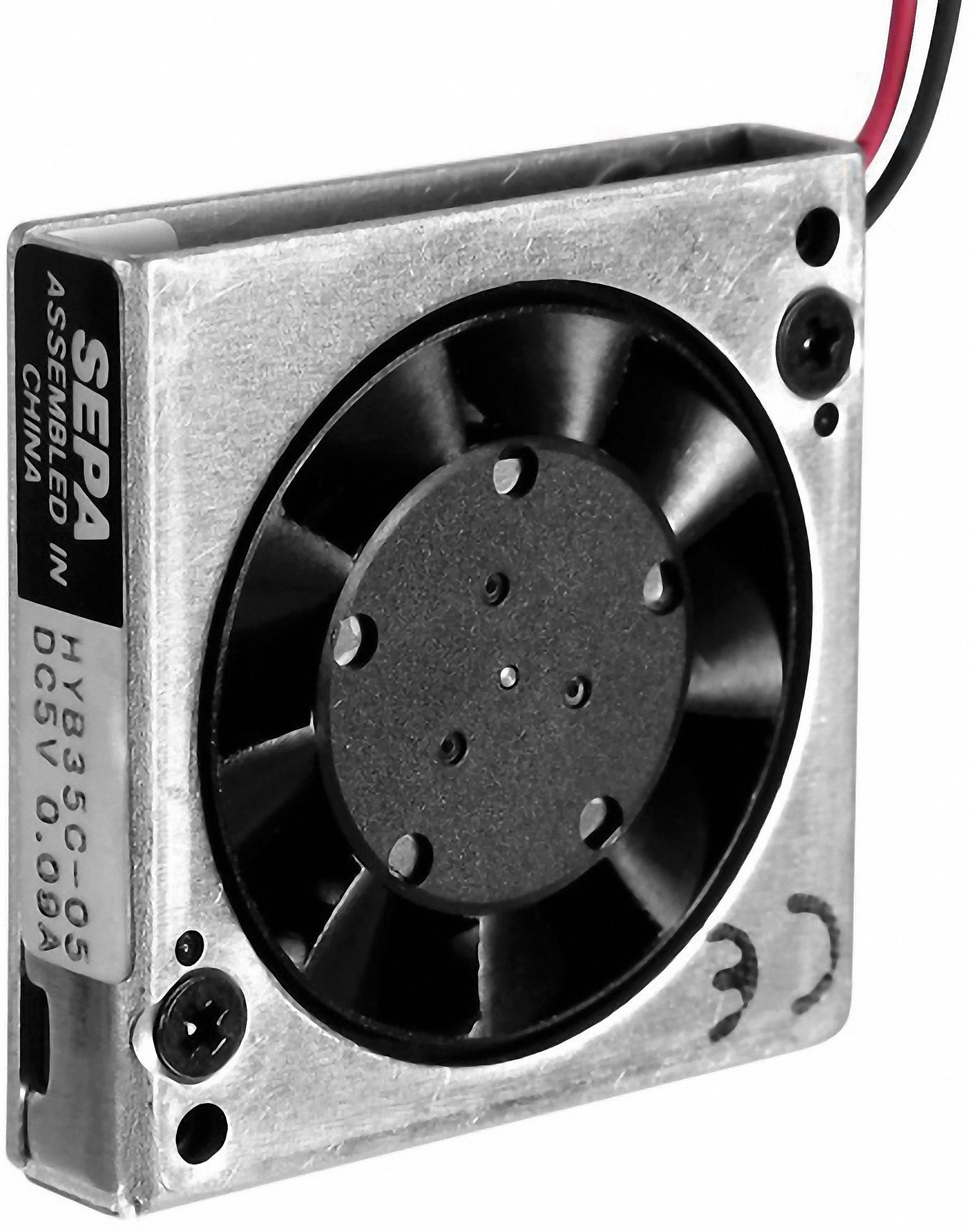 Štvorcový strieborný mini ventilátor s čiernym rotorom a dvoma káblami. Označenie na boku: 'HY83C05 05 DC5V 0.08A'.