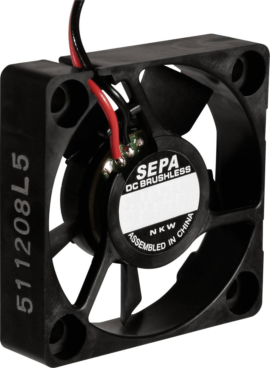 Čierny SEPA DC bezkefový ventilátor s červenými a čiernymi káblami, označený štítkom '511208L5', namontovaný v kryte.