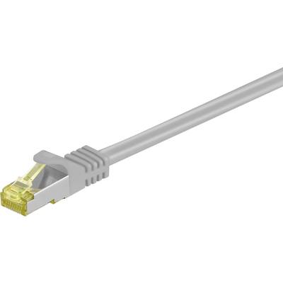 Sivý ethernetový kábel s konektorom RJ45 na bielom pozadí.