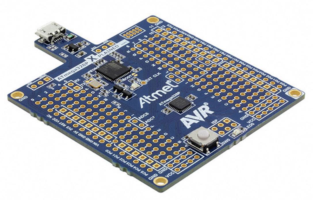 Mikroprocesorová vývojová doska s modrou doskou plošných spojov, USB portom a programovateľným mikročipom, označená ako 'Atmel AVR'.