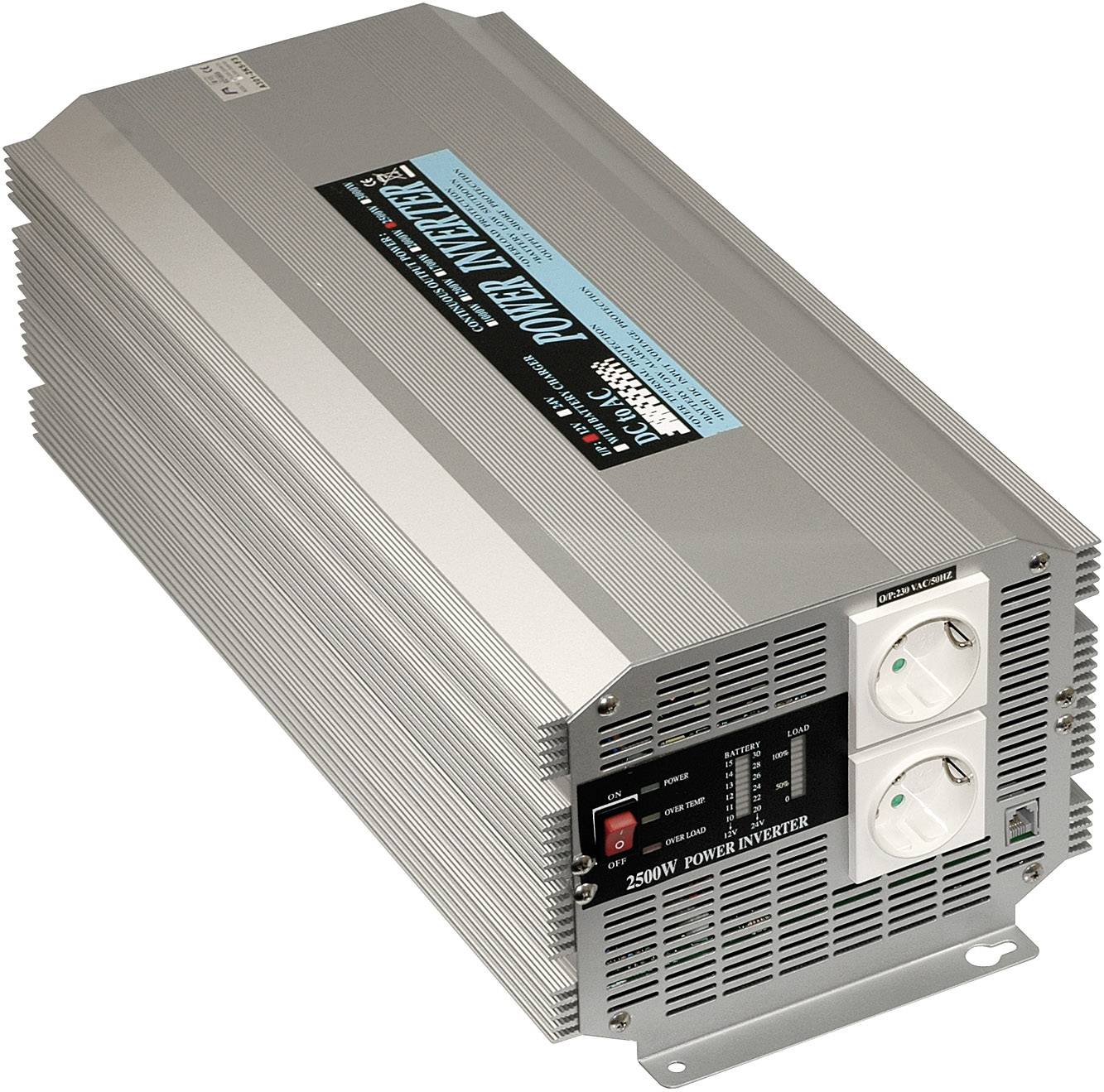 Strieborný menič napätia s dvoma zásuvkami a displejom na prednej strane, označený nápisom „Power Inverter 2500W".