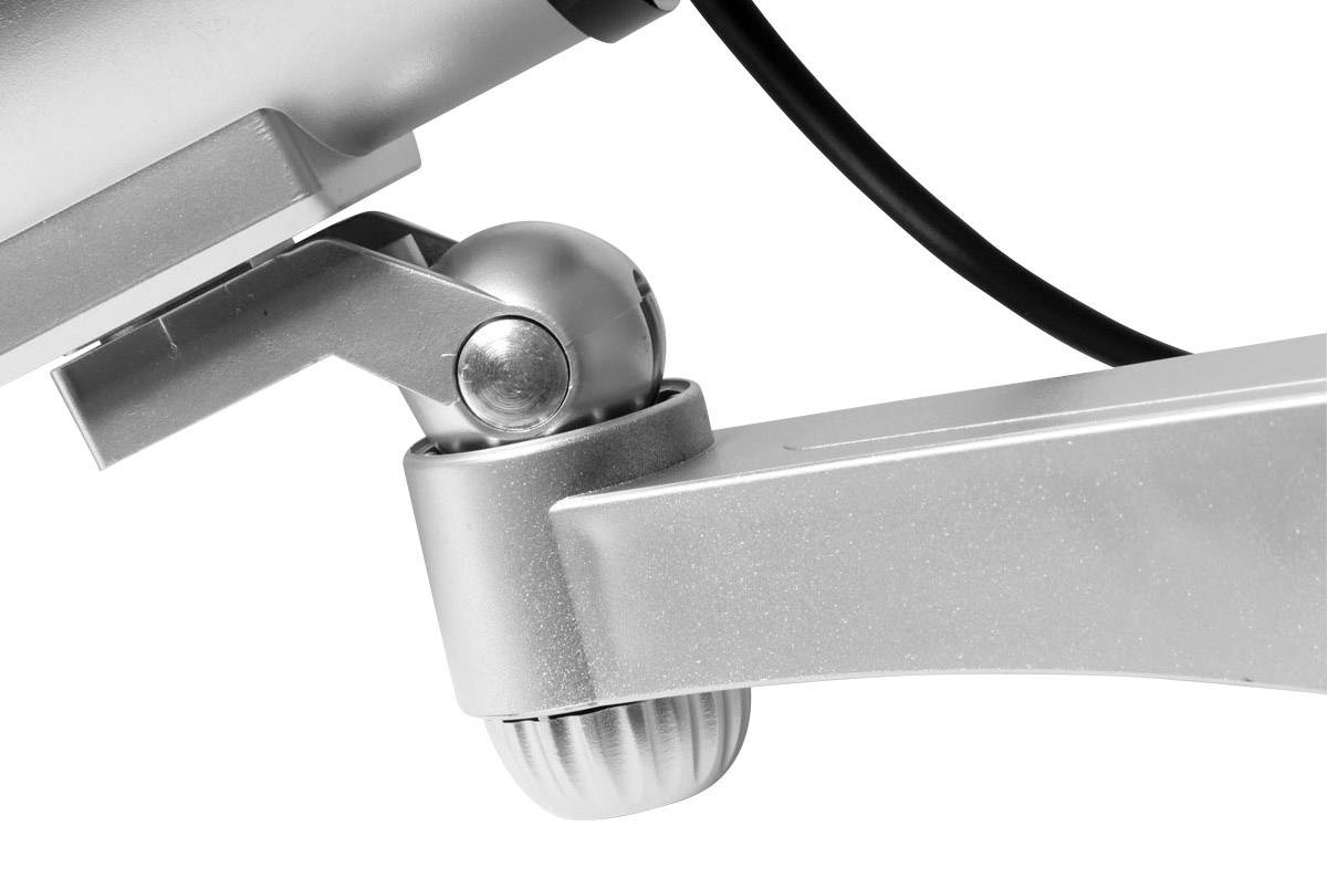 Detailný záber strieborného kĺbu technického zariadenia s káblom, ktorý naznačuje flexibilitu alebo pohyb.