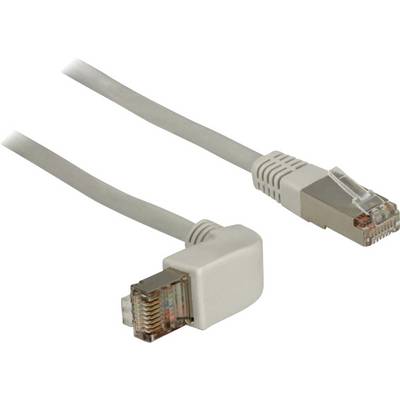 Dva biele ethernetové káble s RJ45 konektormi, jeden s ohnutým konektorom, na bielom pozadí.