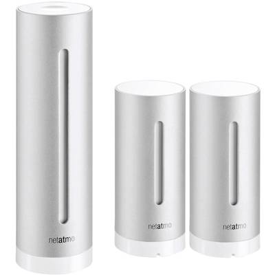 Tri strieborné valcovité senzory od Netatmo. Ľavý je väčší, pravé dva sú menšie a identické. Merajú hodnoty vzduchu.