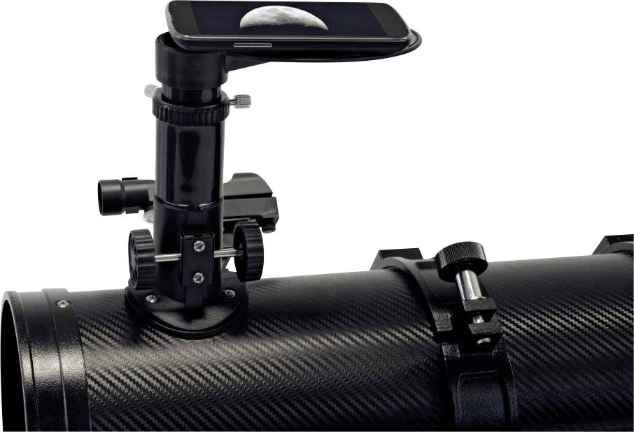 Smartfón je pripevnený k ďalekohľadu a zobrazuje obraz Mesiaca na obrazovke.