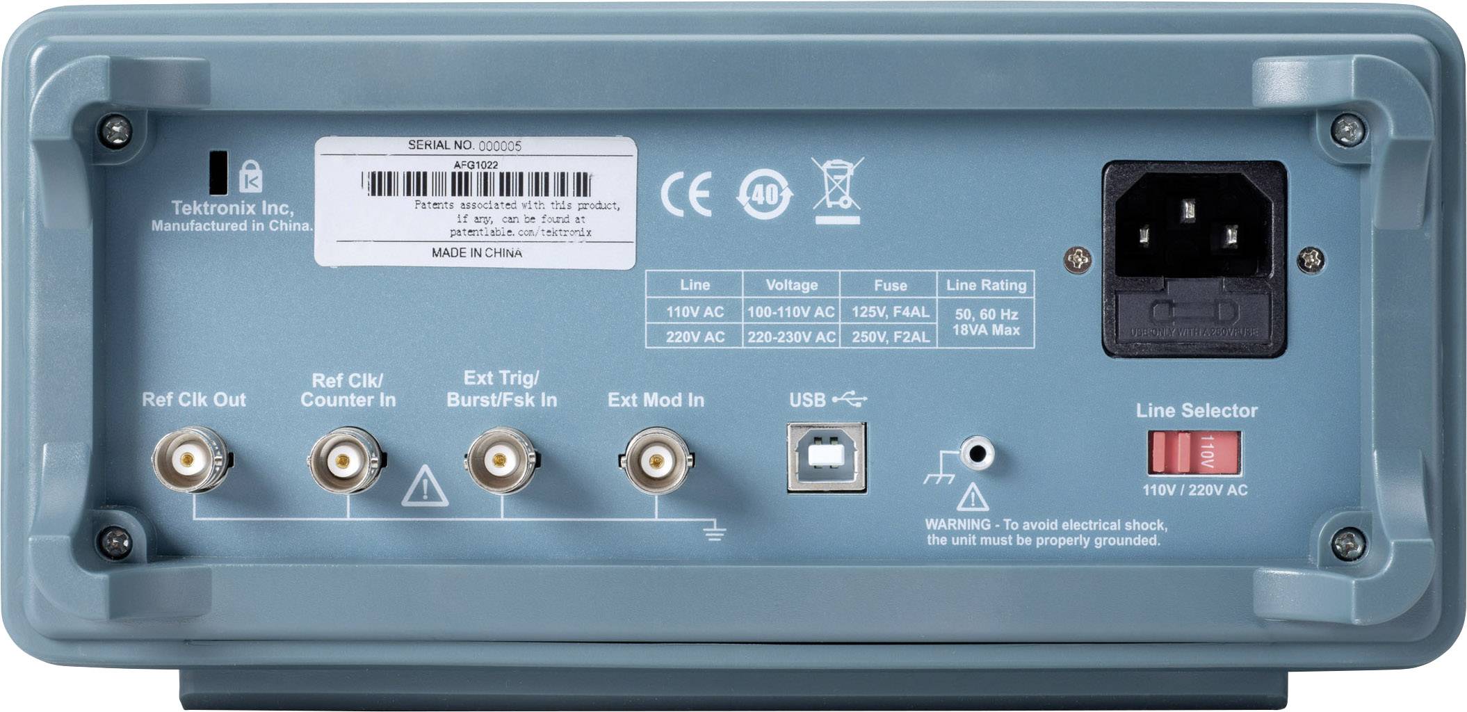 Pohľad zozadu na elektronické zariadenie s viacerými vstupnými a výstupnými portmi a sieťovým vypínačom.