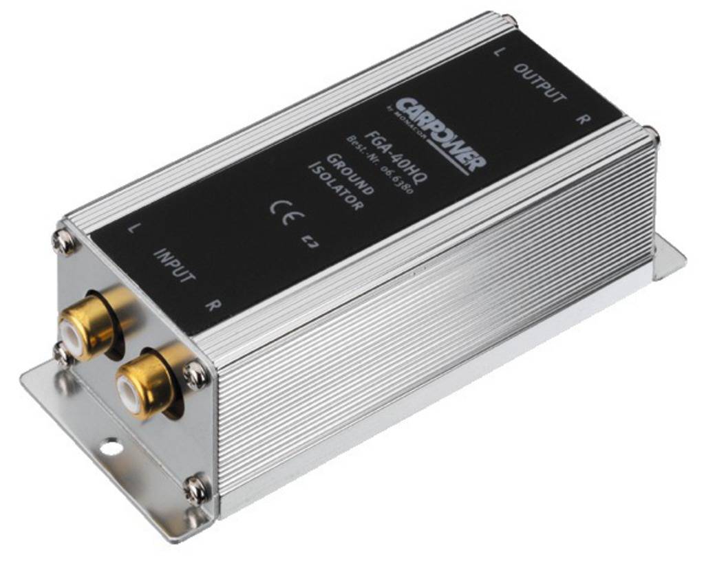 Strieborný ground-izolátor s dvoma vstupnými a dvoma výstupnými konektormi, používaný na zamedzenie snímania elektromagnetického rušenia v audiosystémoch.