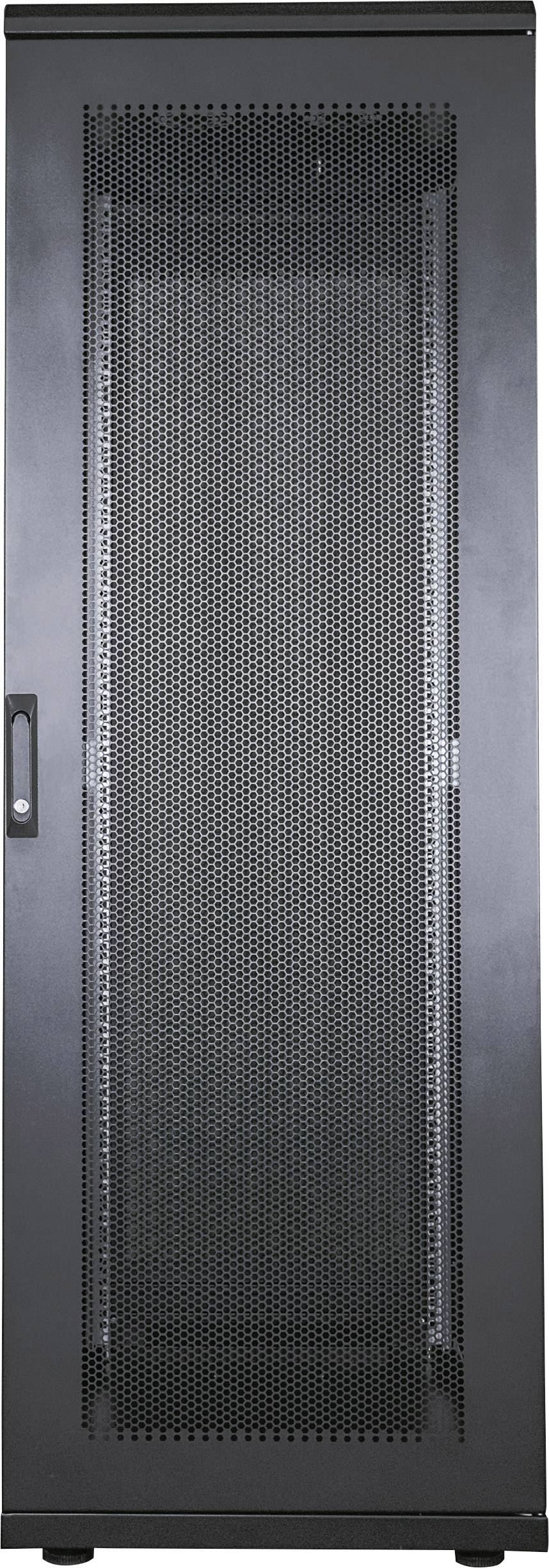 Čierny IT serverový rack so vzduchovou perforovanou prednou stenou stojí pred bielym pozadím.