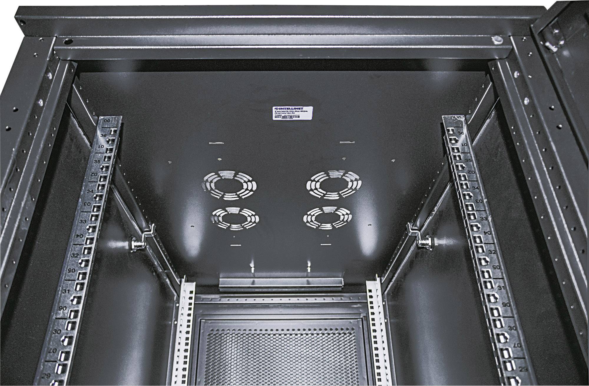 Vnútorný pohľad na prázdny, čierny serverový rack s vetracími otvormi v hornej časti, vhodný na inštaláciu sieťového vybavenia.