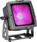 Štvorcový reflektor s čiernym krytom vyžaruje intenzívne ružové svetlo. Stojí na nastaviteľnom stative.