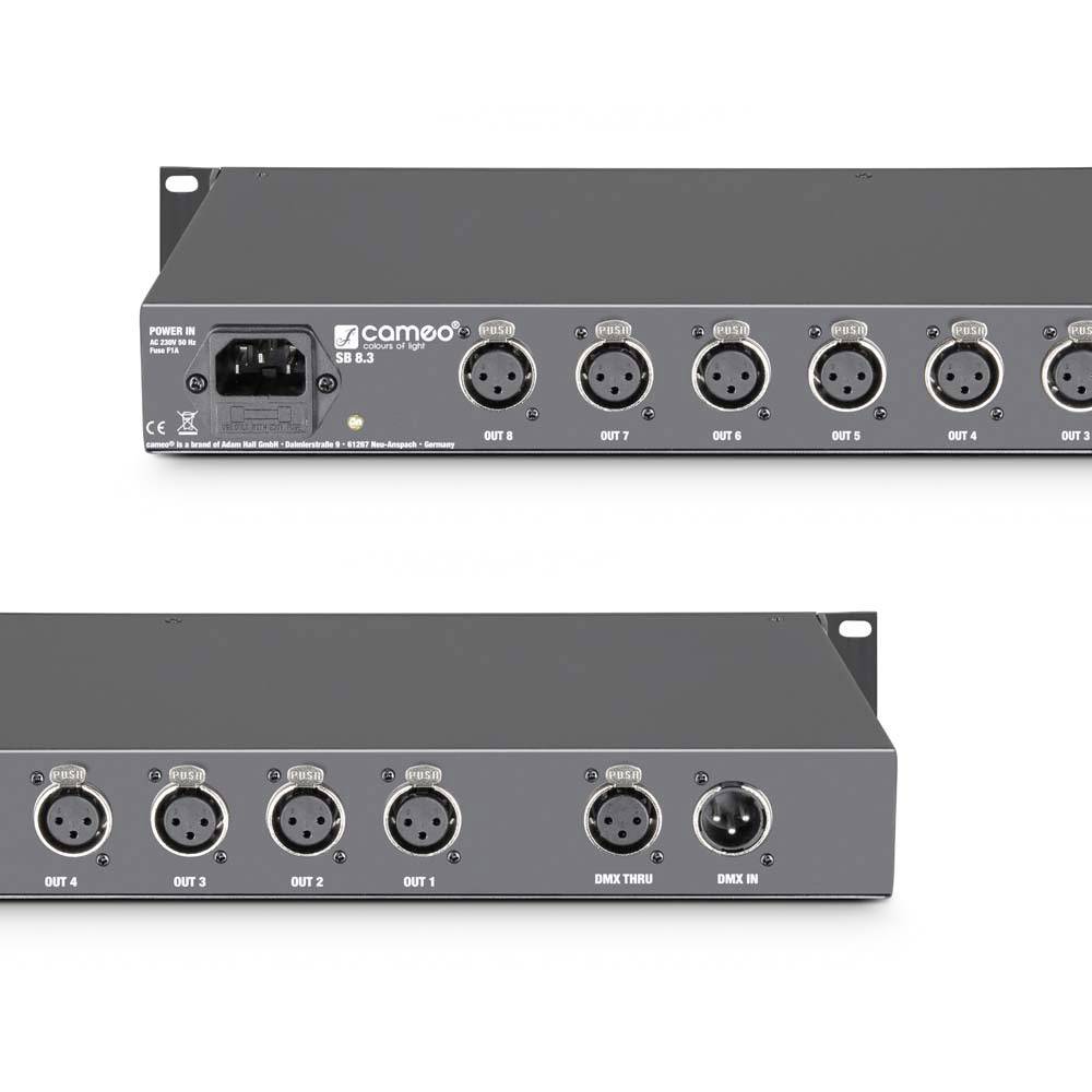 Na obrázku sú dva čierne DMX rozdeľovače, každý s troma DMX výstupmi, jedným DMX vstupom a zásuvkou pre napájanie.