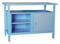 Modrý pracovný stôl s dvomi otvorenými poličkami na ľavej strane a uzamykateľnou skrinkou so zámkom na pravej strane.