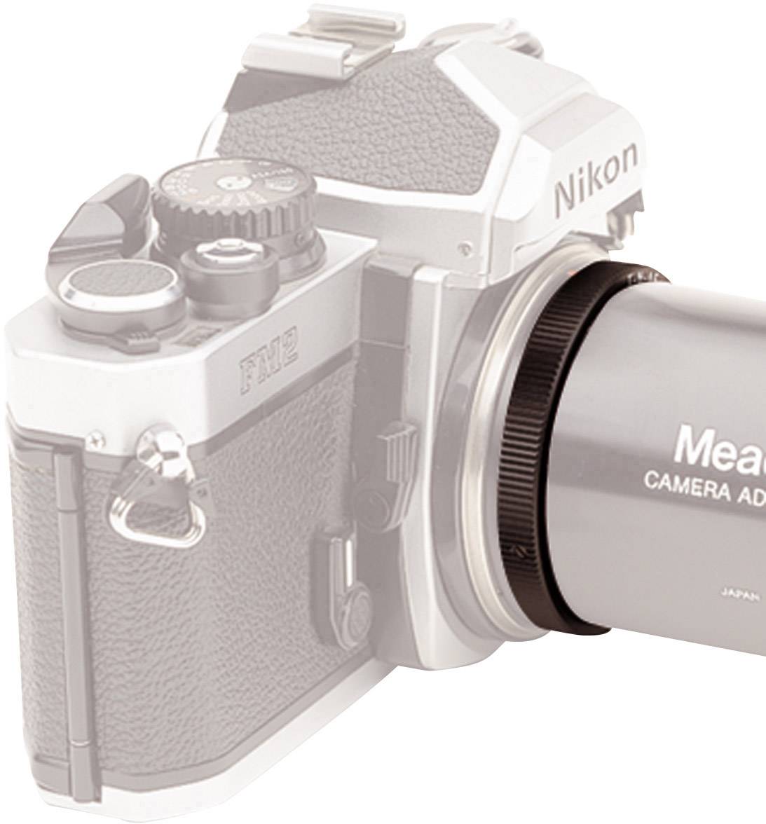 Kamera s manuálnym adaptérom objektívu namontovaná na filmovej kamere, vhodná pre nadšencov fotografie, ktorí oceňujú analógové technológie.