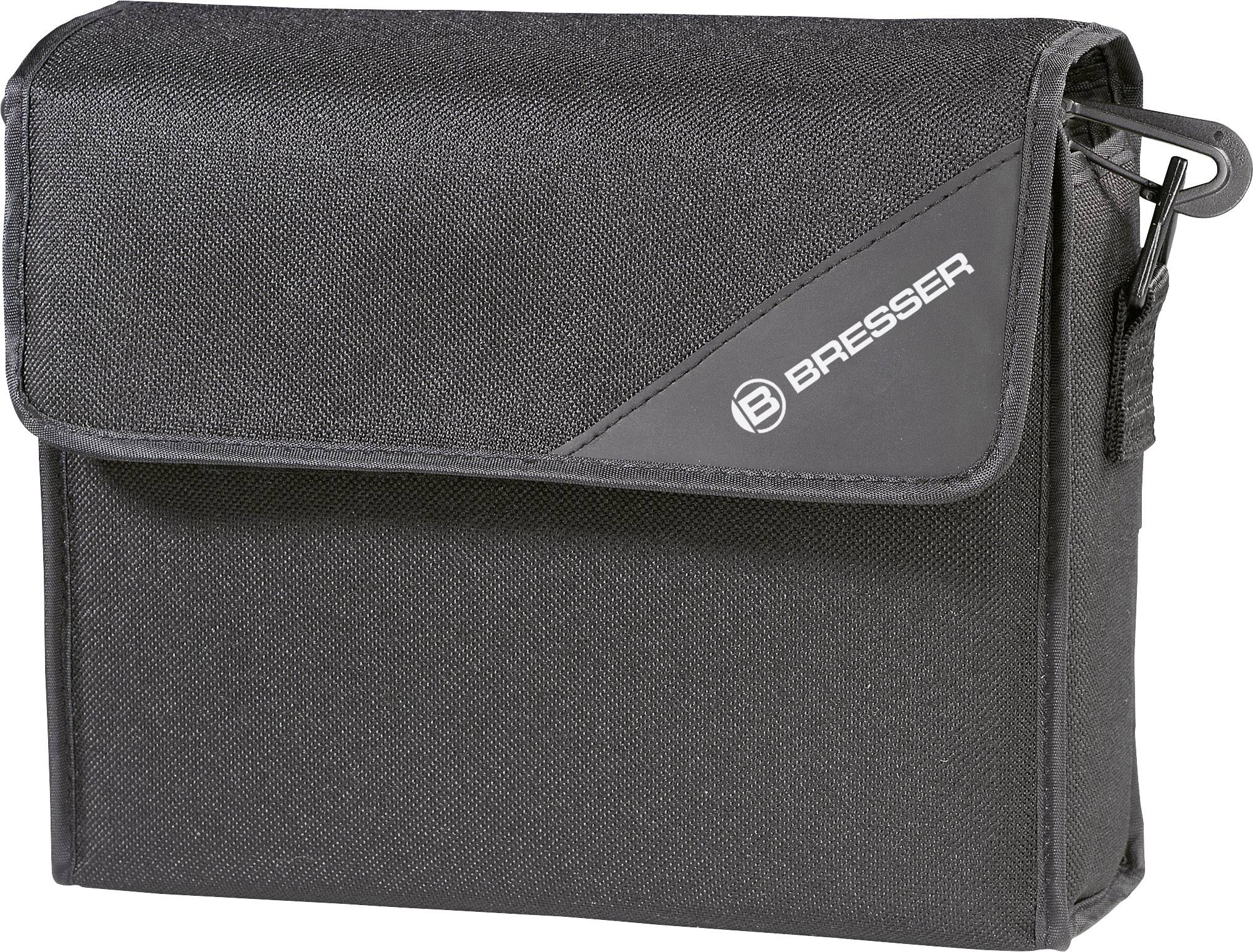 Čierna taška Bresser s klopnou a karabínkou na boku.