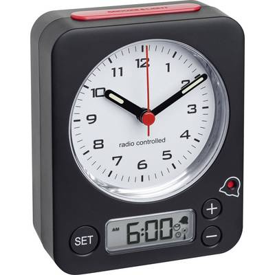 Čierny rádiový budík s analógovými ručičkami ukazujúcimi 10:10 a digitálnym displejom zobrazujúcim 6:00.