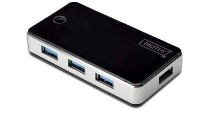 Čierne USB hub so štyrmi USB portami, z toho tri na bočnej strane a jeden vpredu. Značka 'DIGITUS' naložená v pravom hornom rohu.