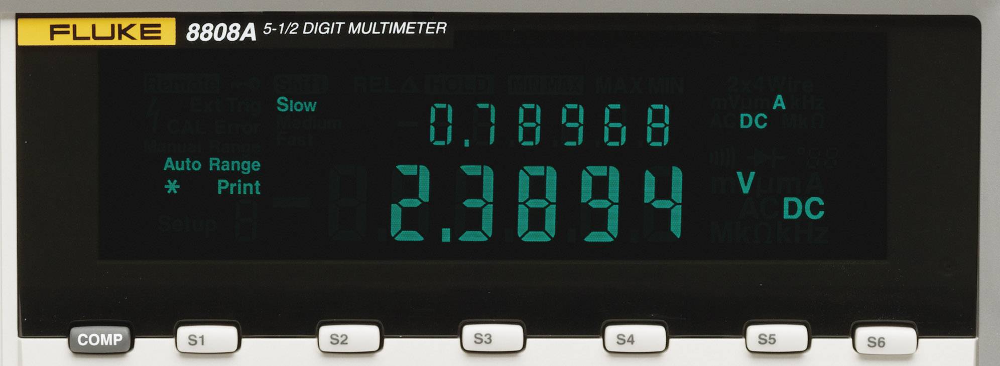 Digitálny multimeter značky Fluke, model 8808A, zobrazuje na displeji '2,3894 V DC', pričom sú aktivované funkcie 'Auto Range' a 'Slow'.