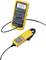Žltý digitálny multimeter zobrazuje '302.5', prepojený s klešťovým ampérmetrom. Zariadenie na elektrické meranie v profesionálnom prostredí.