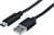 Čierny USB kábel s USB-C konektorom na ľavej strane a štandardným USB-A konektorom na pravej strane.