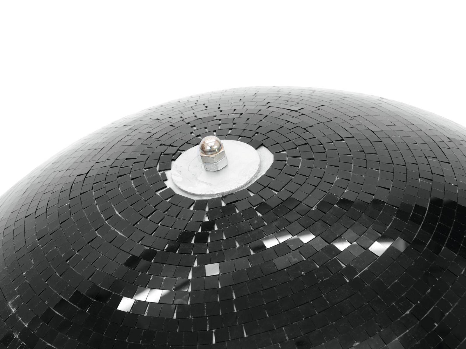 Čierna diskotéková guľa s malými štvorcovými zrkadlovými plôškami, ktoré odrážajú svetlo.