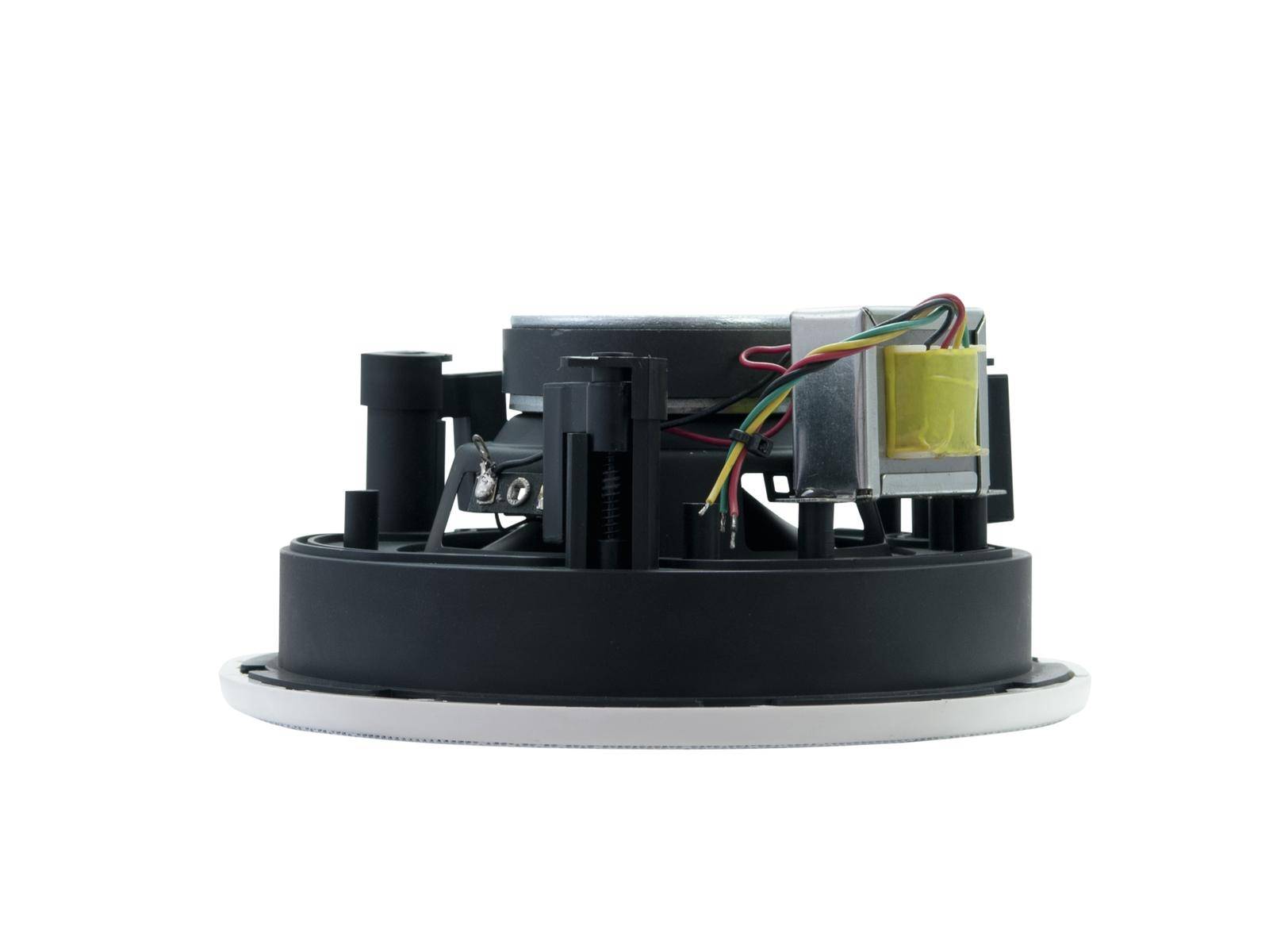 Guľatý čierny stropný reproduktor pohľadom z boku so viditeľnými káblami a komponentmi.