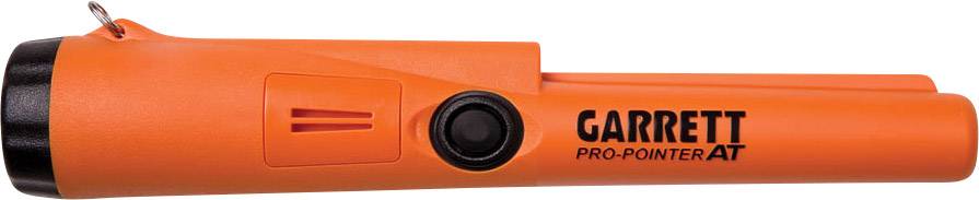 Oranžový kovový detektor, model 'Garrett Pro-Pointer AT', s čiernym tlačidlom a nápisom, leží na povrchu.