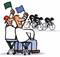 Dvaja muži mávajú zástavami, zatiaľ čo cyklisti na cestných bicykloch prechádzajú počas súťaže. Scéna vyžaruje veselou atmosférou.