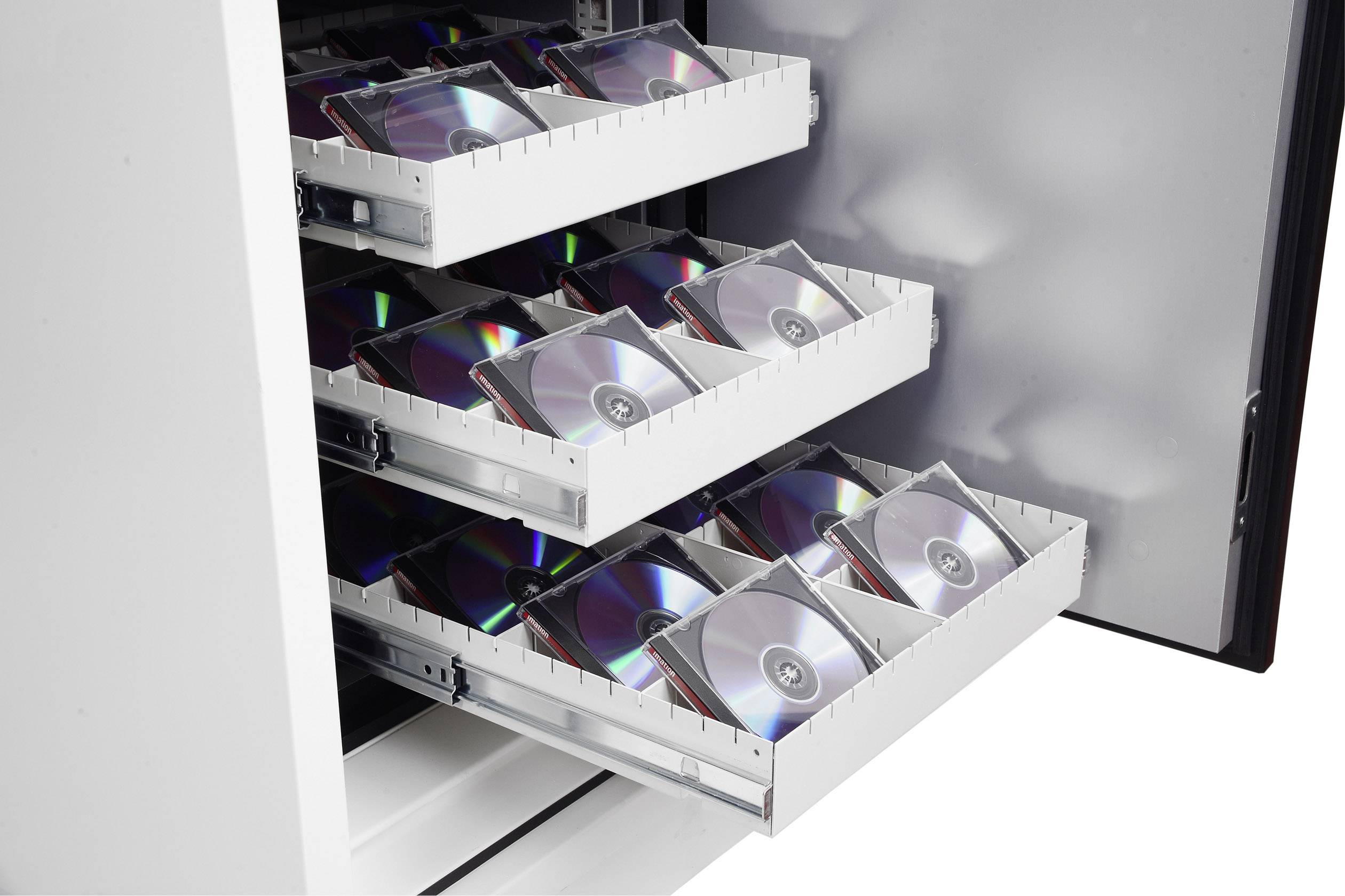 Otvorená skriňa s vyťahovateľnými zásuvkami plnými poukladaných CD nosičov. Svetlo sa farebne odráža na CD diskoch.