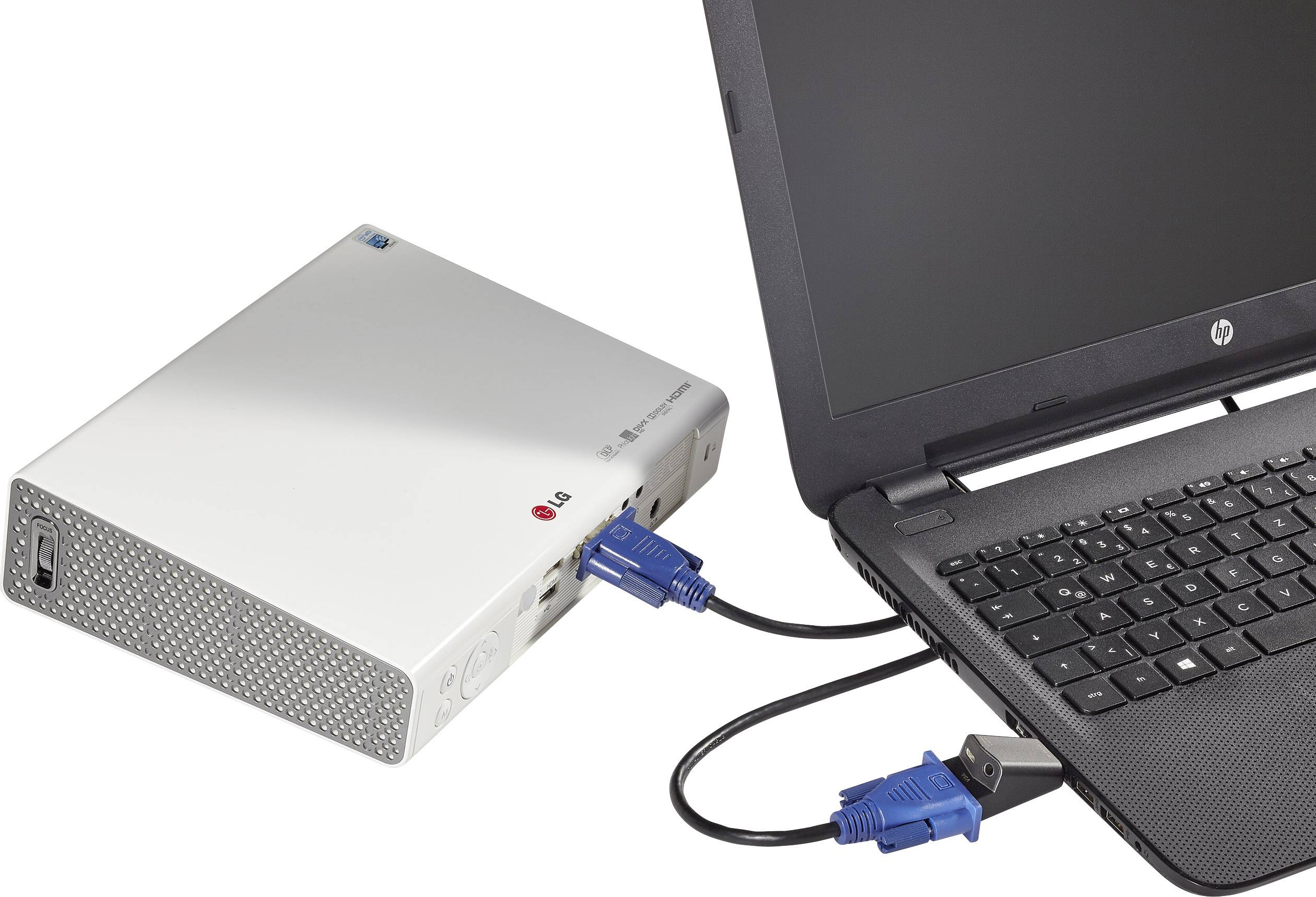 Biely projektor LG je pripojený VGA káblom k čiernemu laptopу, ktorý stojí na stole.