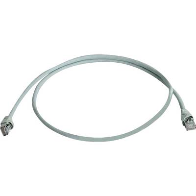 Sivý ethernetový kábel s dvoma RJ-45 konektormi, používaný na prepojenie sieťových zariadení, ako sú počítače alebo smerovače.