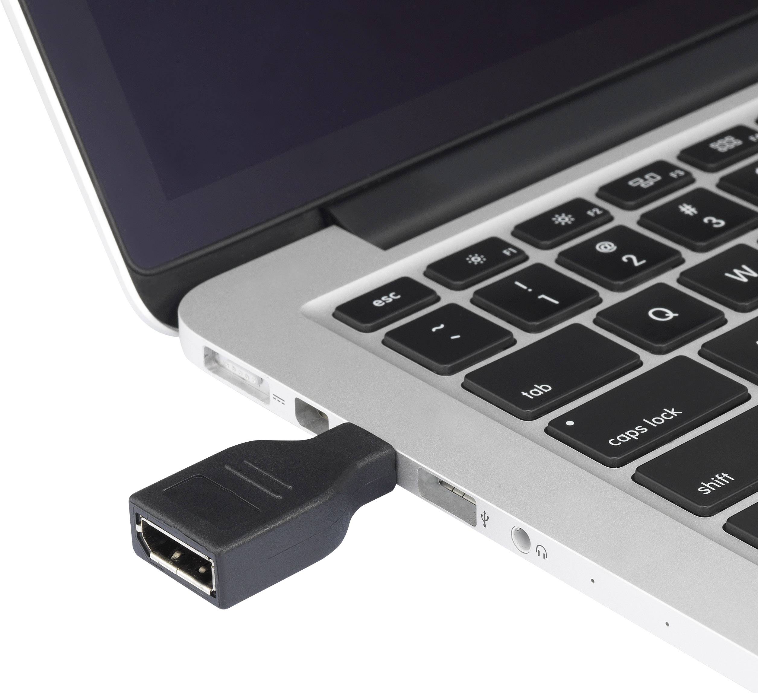USB kábel je zapojený do bočnej strany laptopa. Zobrazuje detail klávesnice a USB portu.