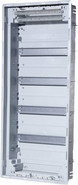 Prázdny elektrický rozvádzač s viacerými slotmi pre poistky, vhodný na použitie v budovách na distribúciu elektrickej energie.