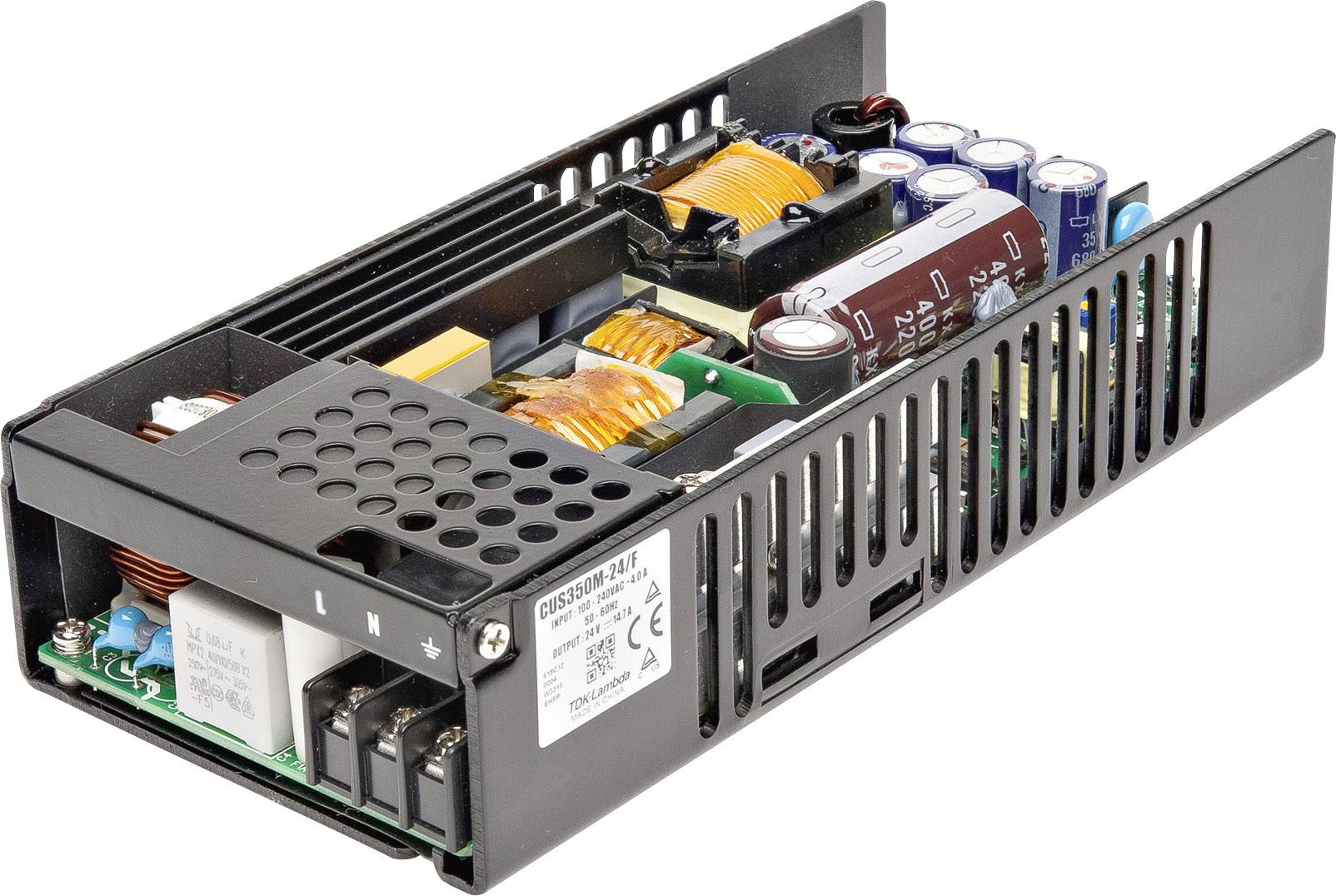 Otvorený napájací zdroj s viditelnými elektronickými súčiastkami, ako sú kondenzátory, cievky a chladiče. Kryt s vetracími otvormi.
