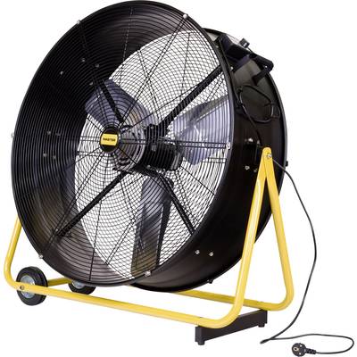 Veľký čierny ventilátor na žltom ráme s kolieskami, vhodný pre priemyselné vetranie. Napájací kábel leží na podlahe.