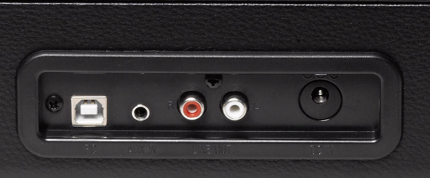 Zadné rozhranie elektronického zariadenia s USB portom, červenými a bielymi audio vstupmi, konektorom pre slúchadlá a vstupom pre napájací adaptér.