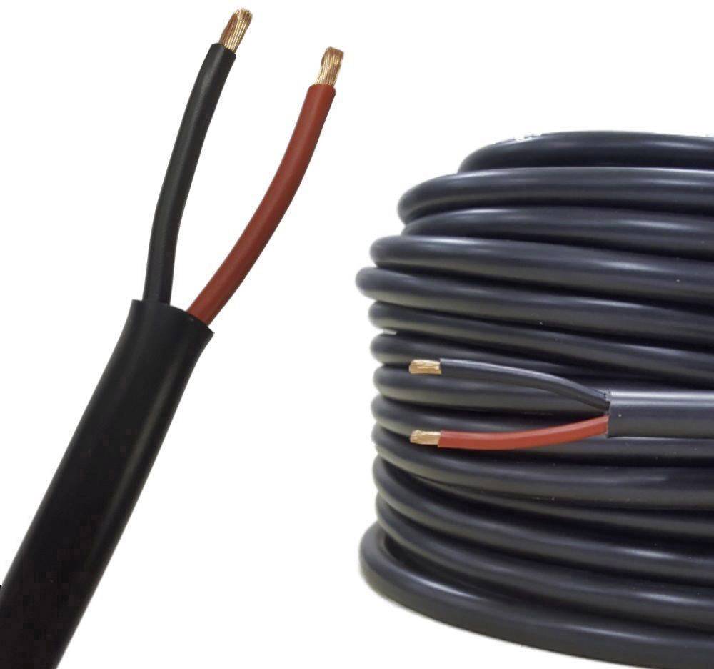 Čierny elektrický kábel s dvoma vyčnievajúcimi vodičmi, jeden červený a jeden čierny, vedľa ktorého je navinutá rolka kábla.