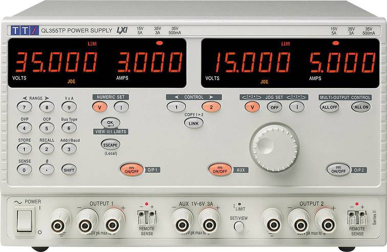 Elektronický zdroj napätia s tromi digitálnymi displejmi zobrazuje: 35.000 voltov, 5.000 ampérov. Rôzne tlačidlá a otočné gombíky na ovládanie.