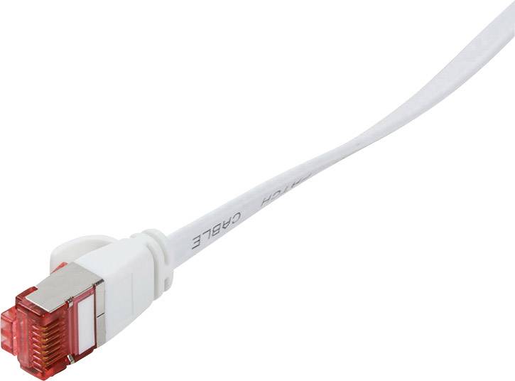 Biely ethernetový kábel s červeným konektorom leží prehnutý pred bielym pozadím.