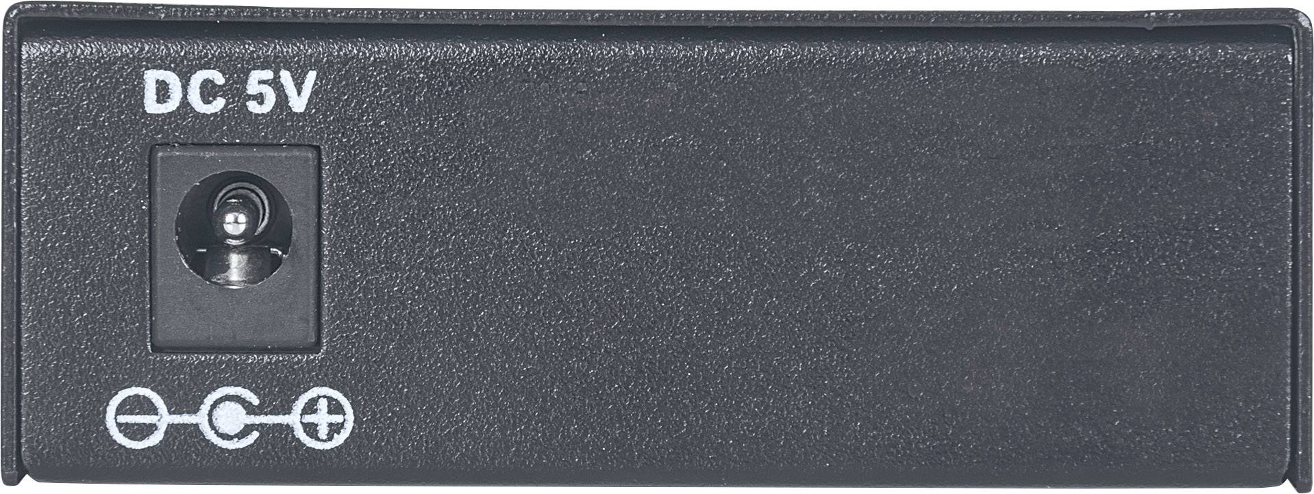 Čierny adaptér s nápisom 'DC 5V' vľavo hore, vedľa neho prípojka pre konektor s vyznačením polarity.