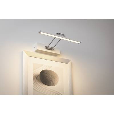 Moderná, obdĺžniková nástenná lampa osvetľuje minimalistický zarámovaný obraz kameňa na pieskovo sfarbenej ploche na stene.