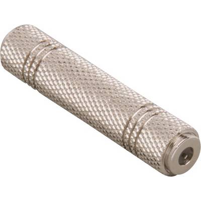 Strieborný 3,5 mm audio adaptér jack, valcovitého tvaru, s vrúbkovaným povrchom pre lepšiu uchopiteľnosť.