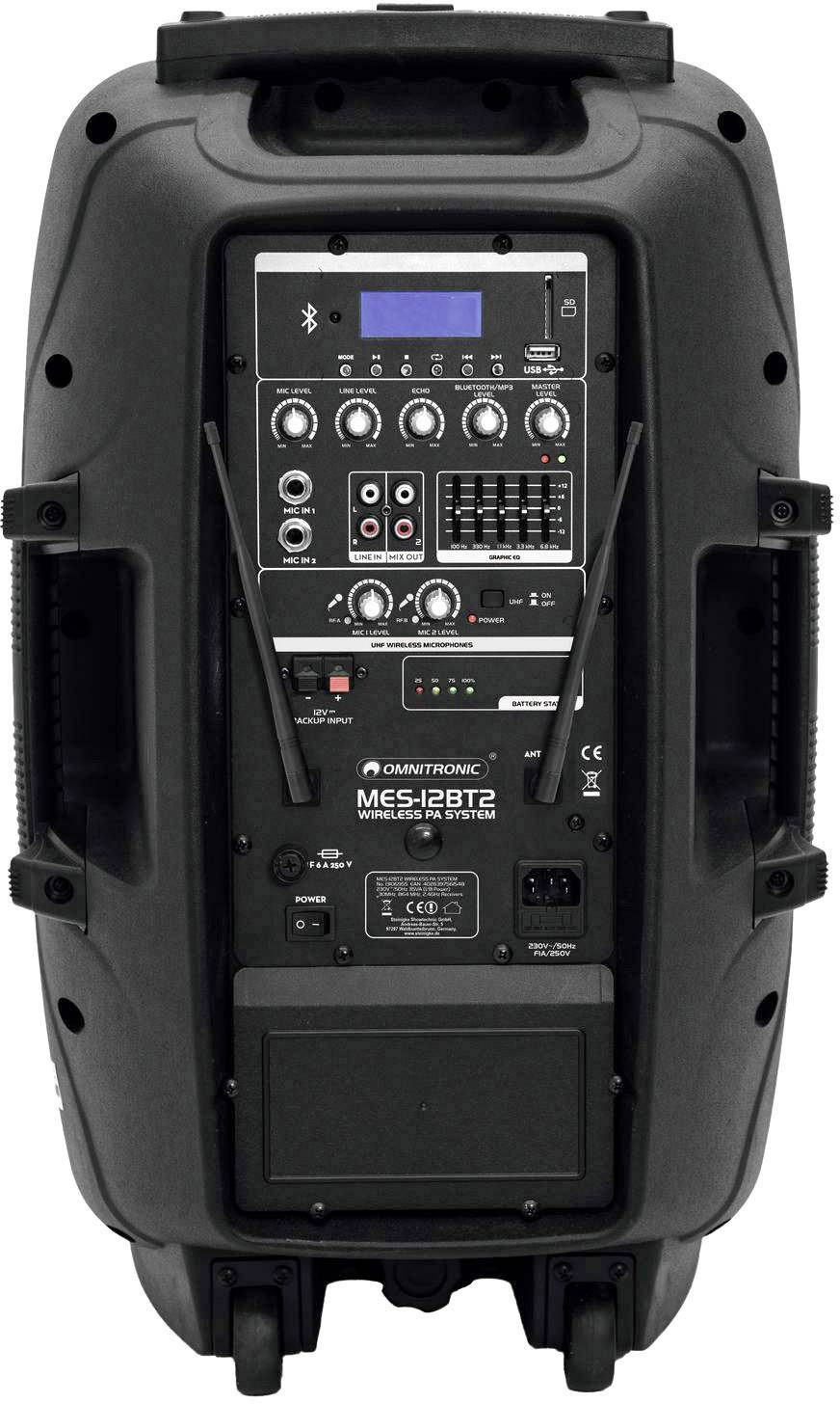 Prenosný reproduktor v čiernom púzdre s ovládacím panelom, vstupmi a regulátormi. Vhodný pre podujatia alebo prezentácie.