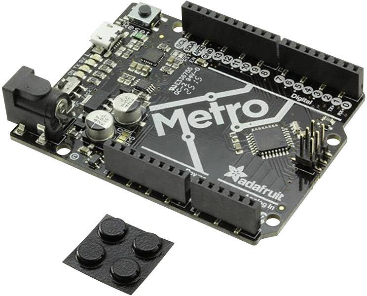 Elektronická doska nazvaná 'Metro' od spoločnosti Adafruit s rôznymi portami a komponentmi, používaná pre programátorské a elektronické projekty.