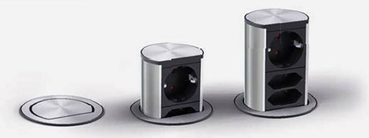 Dve zasúvacie zásuvky so strieborným krytom v rôznych výškach, jedna plocho na podlahe, druhá čiastočne vysunutá.