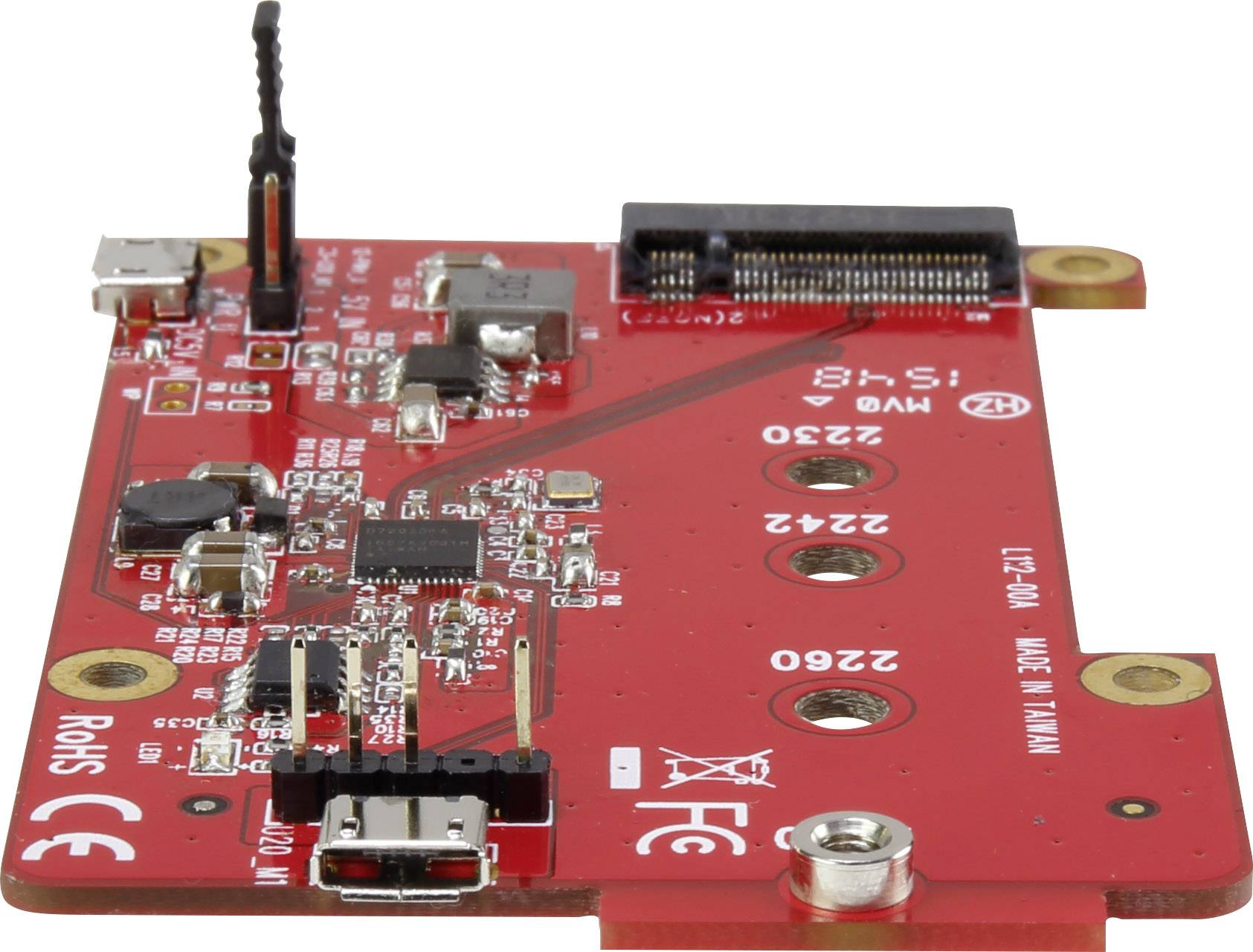 Červená elektronická doska plošných spojov s rôznymi čipmi a konektormi vrátane USB a HDMI na bielom pozadí.
