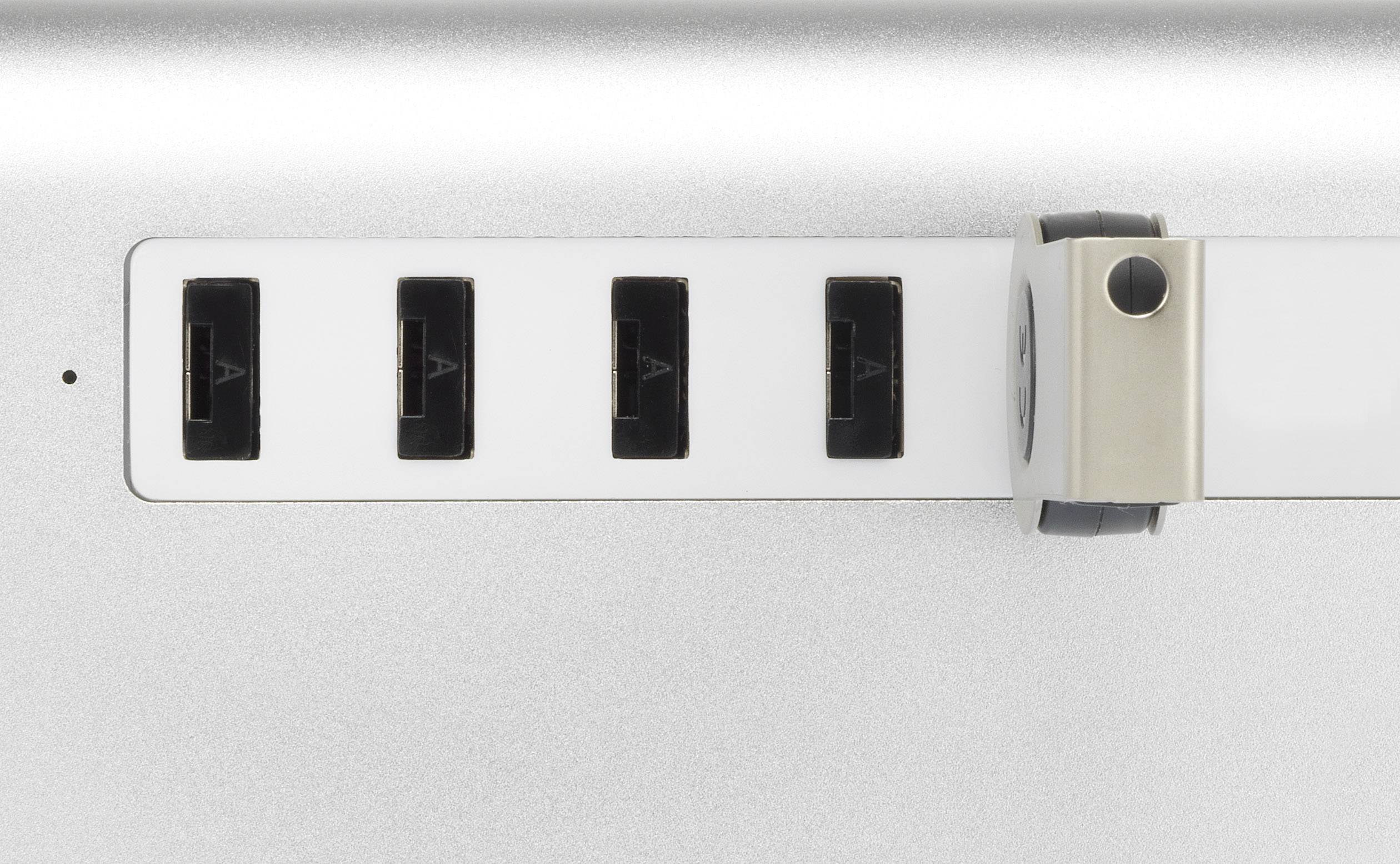 Štyri USB porty na striebornom kovovom povrchu, lemované okrúhlym, otočným uzáverom.