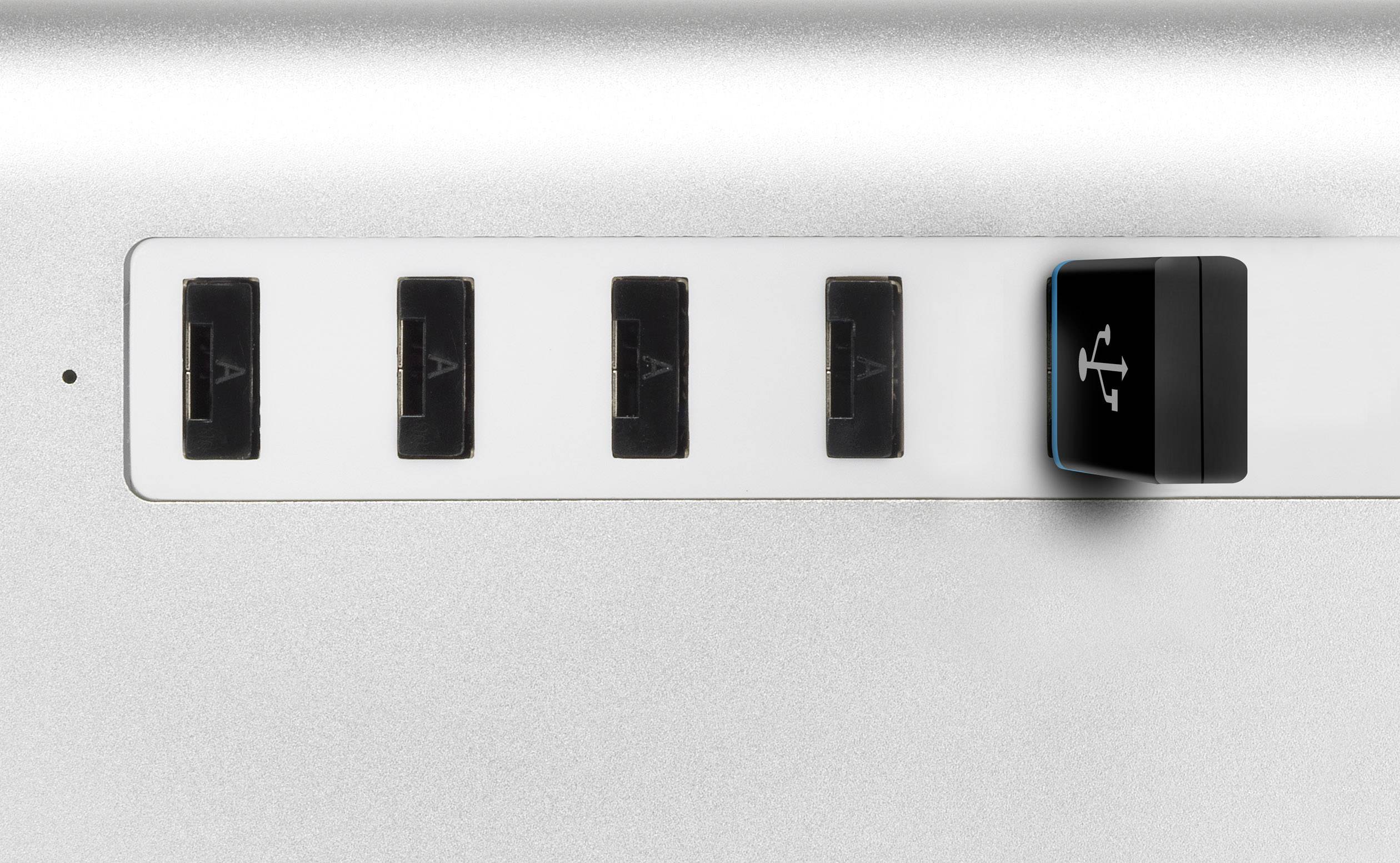 Päť USB portov na kovovom kryte, pričom do prvého portu je zasunutý USB konektor.